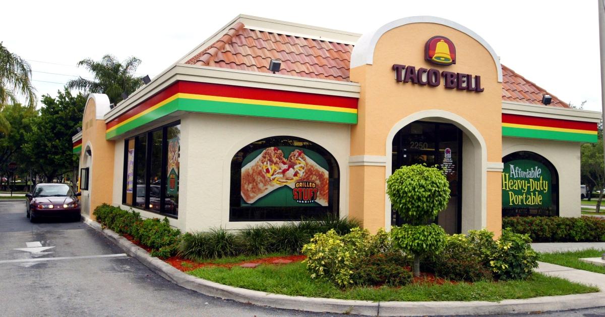 The outside of a Taco Bell restaurant.