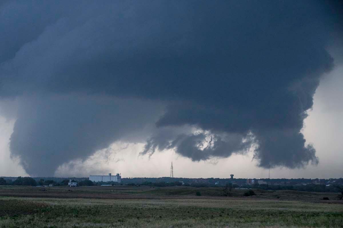 green sky before tornado