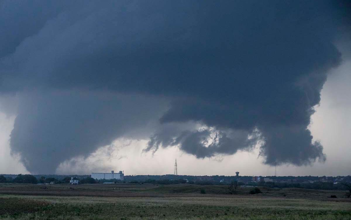 Why Does the Sky Turn Green Before a Tornado?
