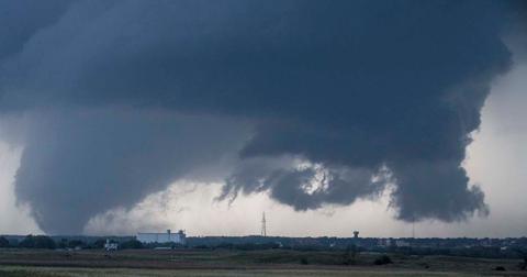 Why Does the Sky Turn Green Before a Tornado?