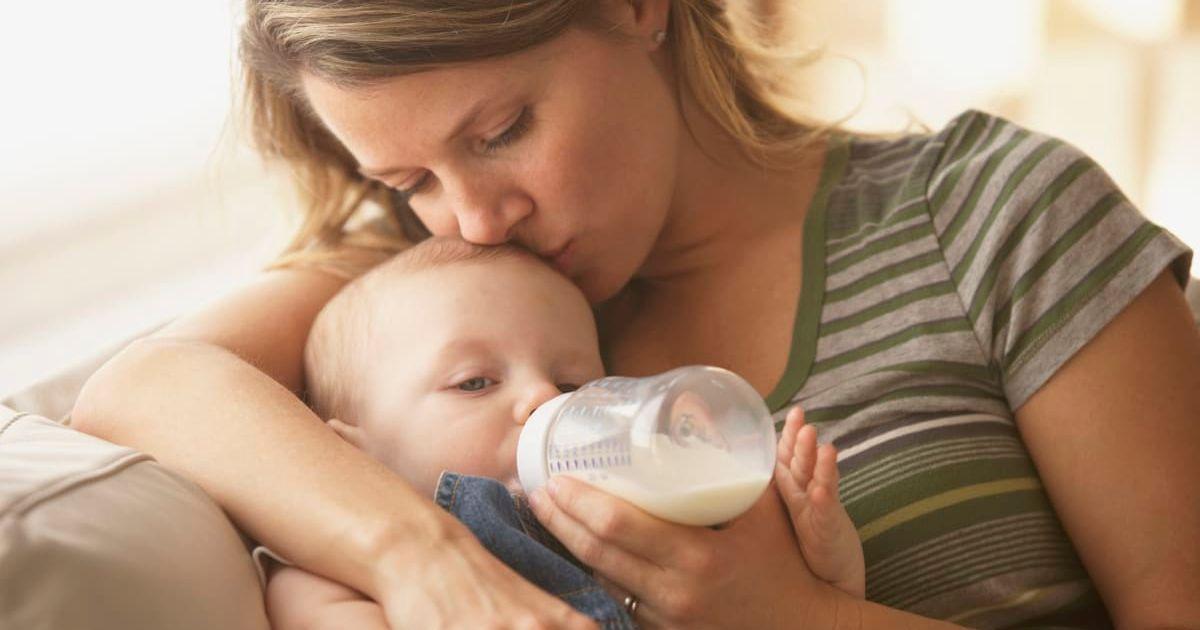 Woman feeding infant formula to her toddler (Representative Cover Image Source: Getty Images | Ariel Skelley)
