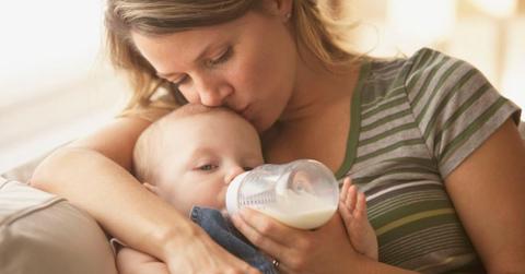 Woman feeding infant formula to her toddler (Representative Cover Image Source: Getty Images | Ariel Skelley)