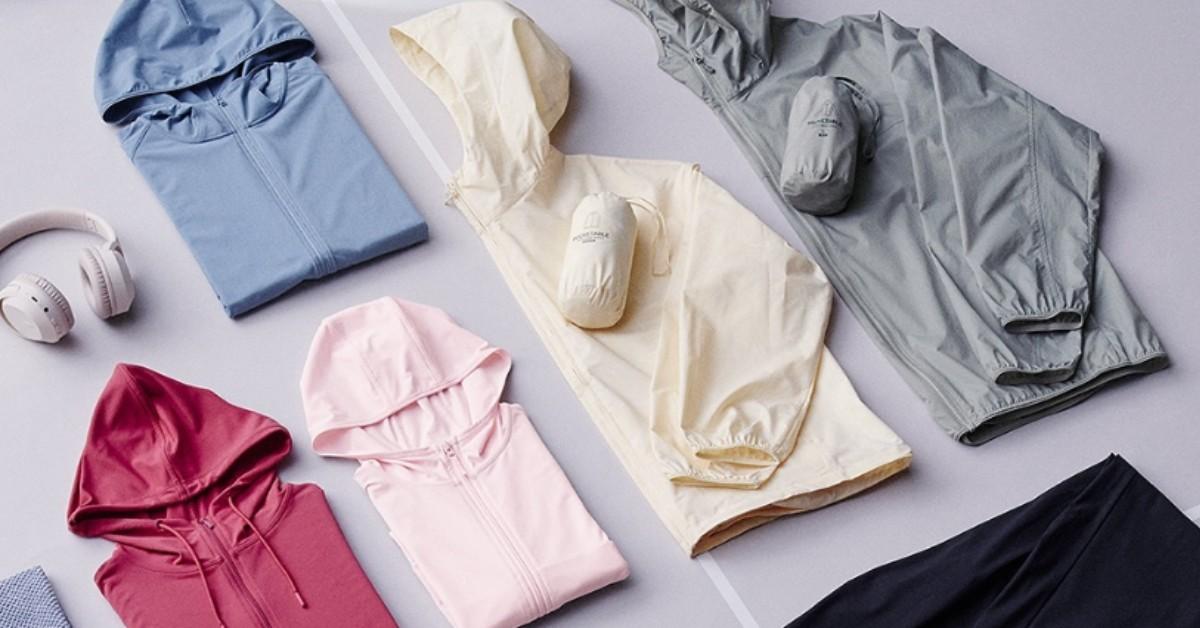 Uniqlo ponchos in different colors on flatlay