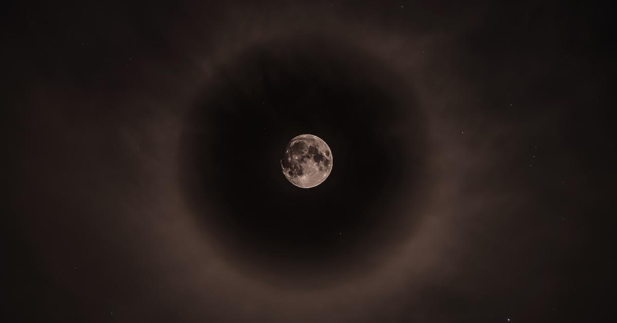 What does a circle 2025 around a full moon mean