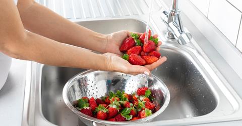 how to wash strawberries