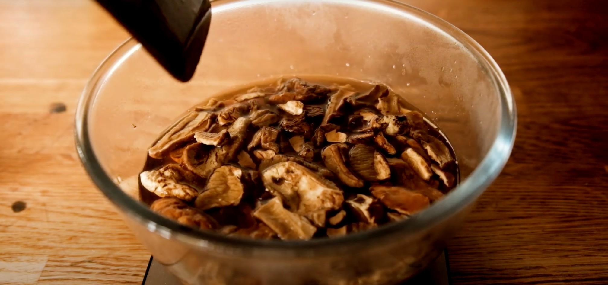 YouTuber Oscar Schumacher makes a five-ingredient vegan oyster sauce with mushrooms in his kitchen.