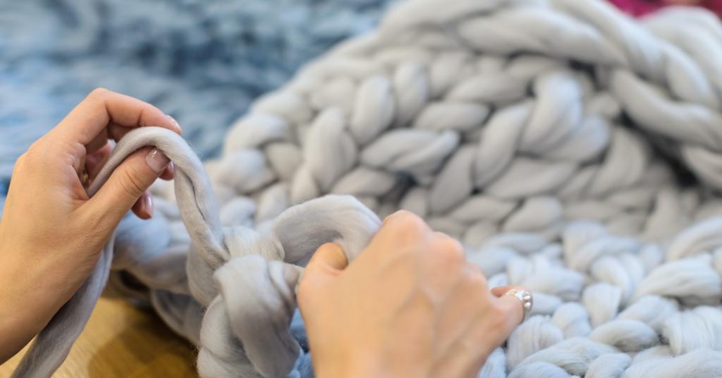 How to Make a Chunky Knit Blanket by Hand: How to Start