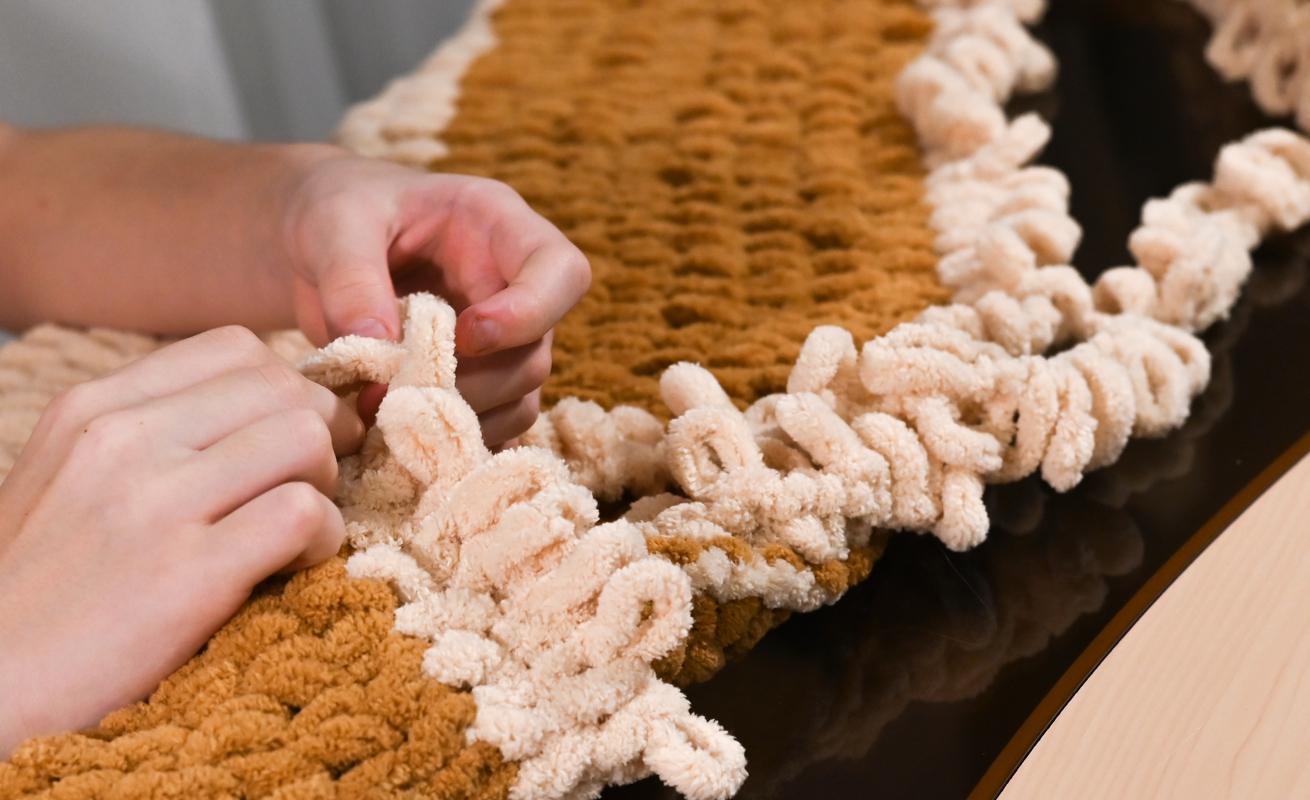 How to Make a Chunky Knit Blanket by Hand: How to Start
