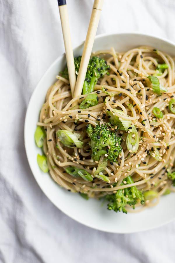 vegan garlic ginger noodles broccoli