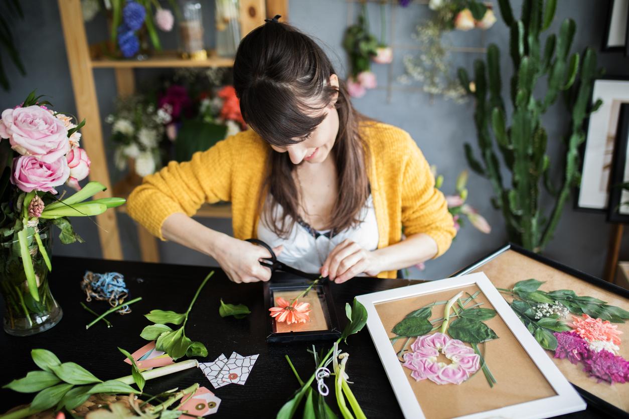 UO DIY: How to Press and Frame Flowers - Urban Outfitters - Blog