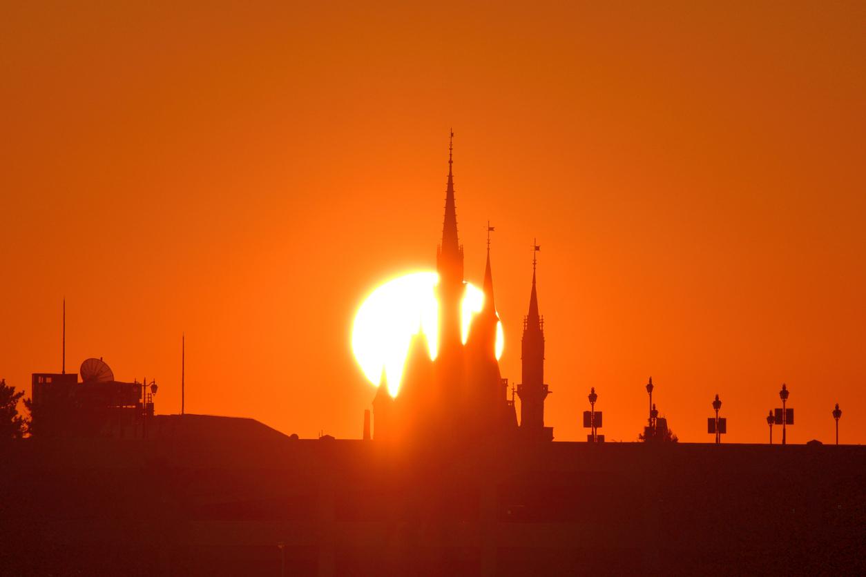 why-does-the-sun-appear-white-at-noon-unveiling-the-science-behind-it