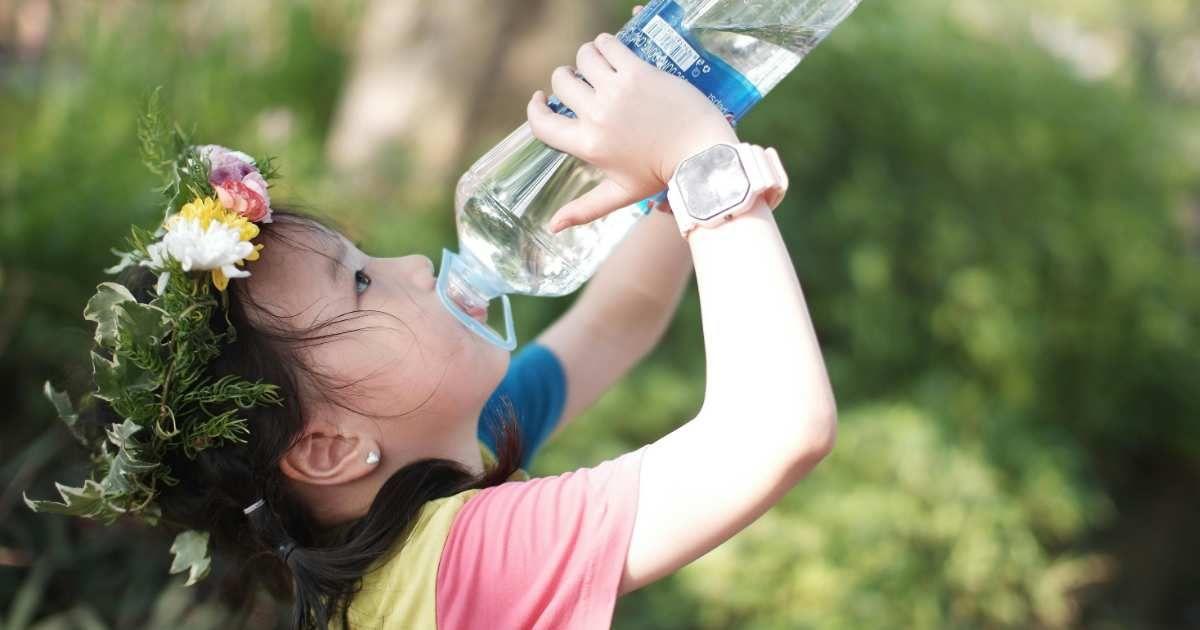 A little girl chugging down a large bottle of water. (Representative Cover Image Source: Pexels | Nguyen Ngoc Tien)