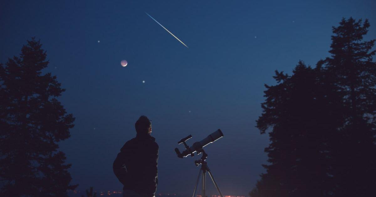 A man observing a comet getting closer to Earth. (Representative Cover Image Source: Getty Images | m-gucci)