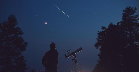 A man observing a comet getting closer to Earth. (Representative Cover Image Source: Getty Images | m-gucci)