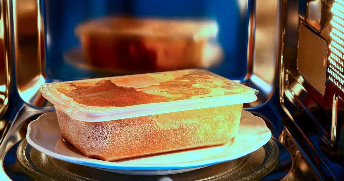 A box of pre-made curry ready to be thawed inside the microwave. (Representative Cover Image Source: Getty Images | Andrew Gardner)