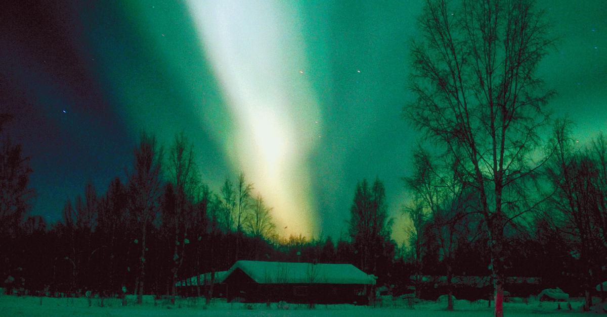 Вспышка на солнце северное сияние. Северное сияние фото без фотошопа. Земля полуночного солнца. Северное сияние вспышки на солнце. Фото с прямым светом.