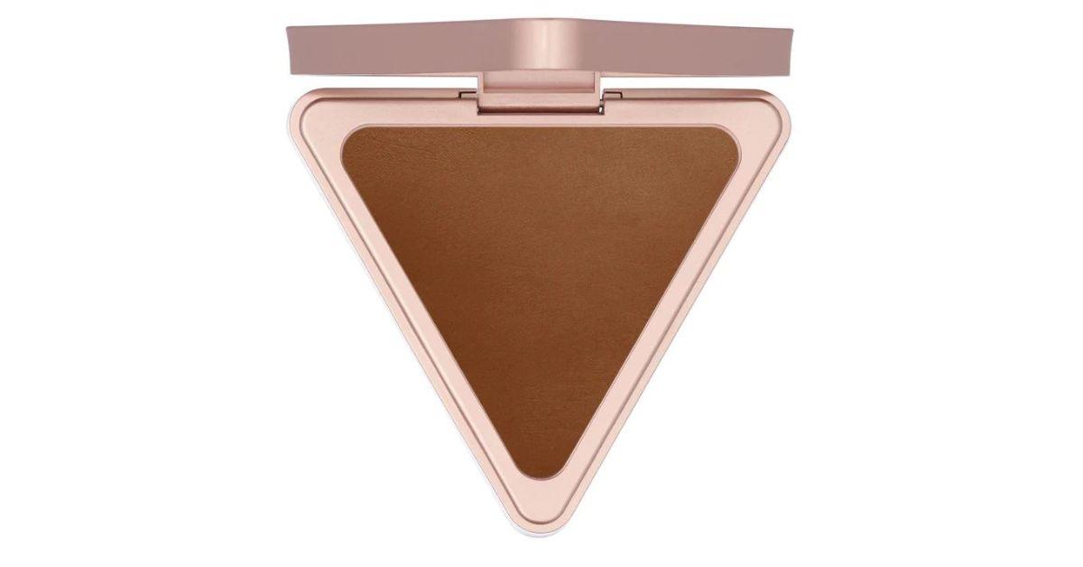 A triangle-shaped dark tone setting powder.