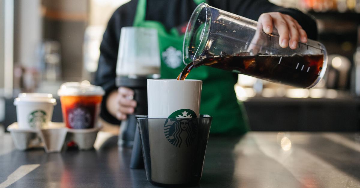 https://media.greenmatters.com/brand-img/aqtD8DHYk/1200x628/starbucks-reusable-cups-mobile-drive-thru-orders-0-1704307019960.jpg