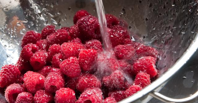 How to Clean Raspberries: A Quick and Easy Guide