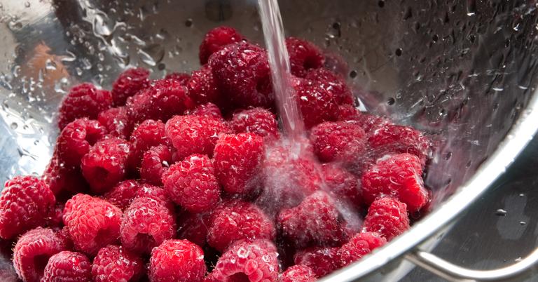 How to Clean Raspberries: A Quick and Easy Guide