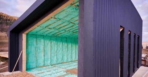 Building frame insulated with polyfoam