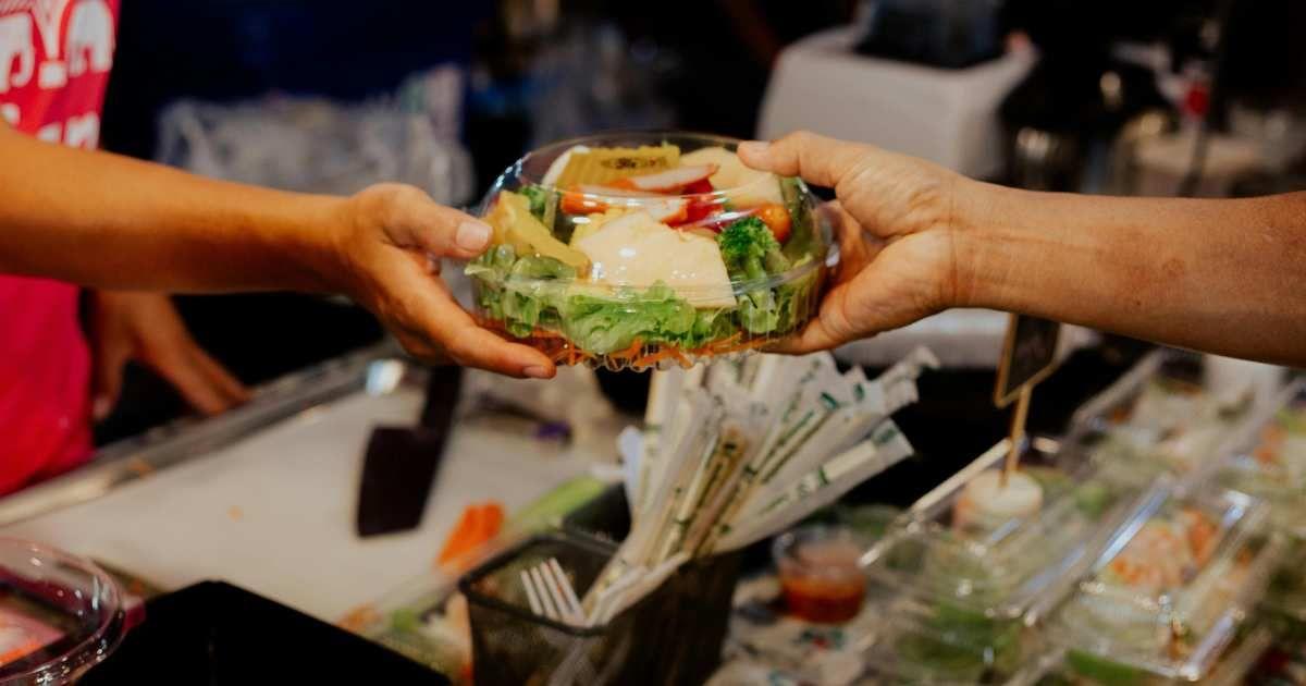 A person receiving their takeaway order from the restaurant employee. (Representative Cover Image Source: Pexels | Cottonbro Studios)