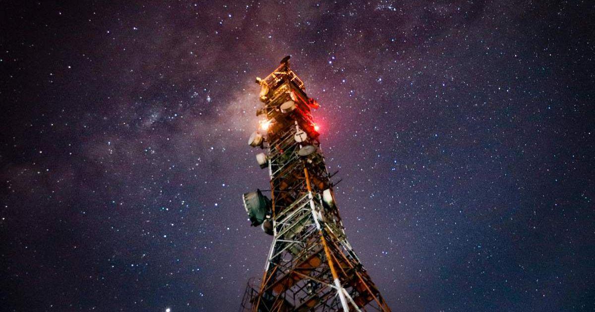 (L) A photo of signal tower. (Representative Cover Image Source: Pexels | William Carvalho)
