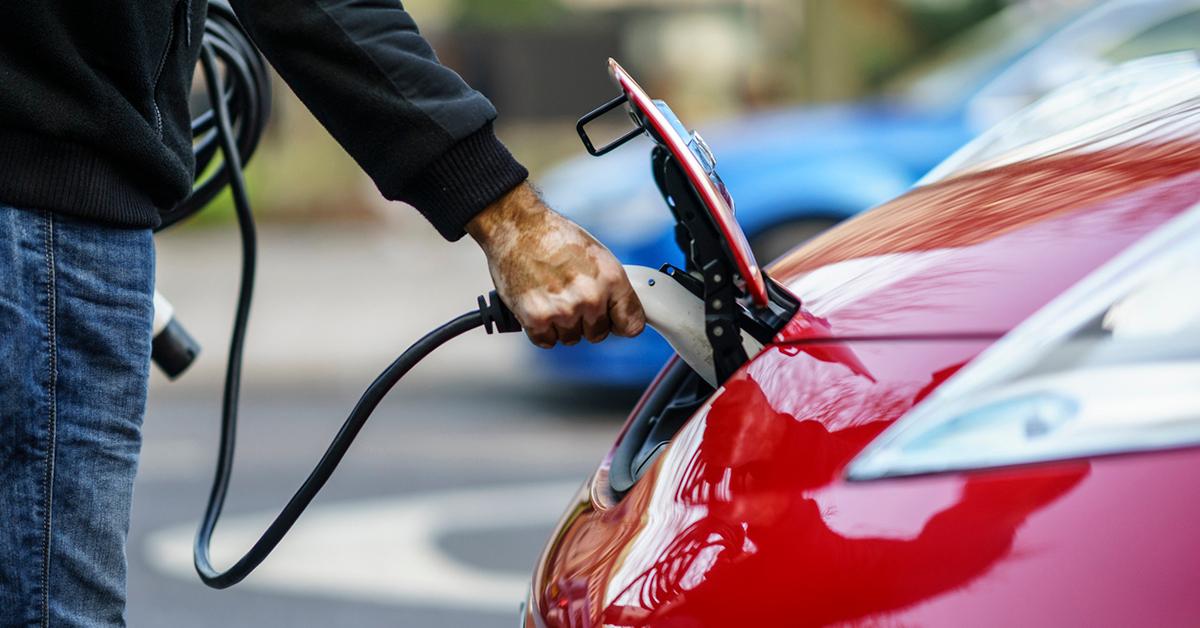 How Do the Electric Vehicle Tax Credits Work?