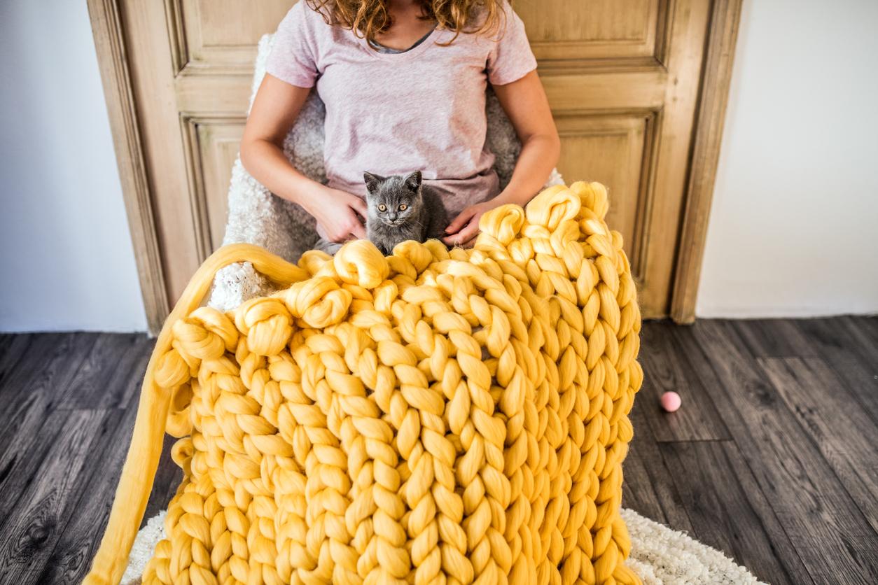 How to Make a Chunky Knit Blanket by Hand: How to Start