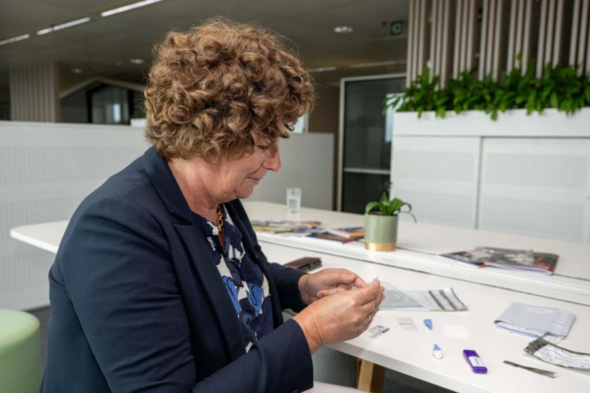 Vice prime minister De Sutter looking at blood tests in Brussels.