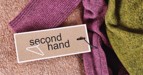 A tag on clothes that reads "second hand"