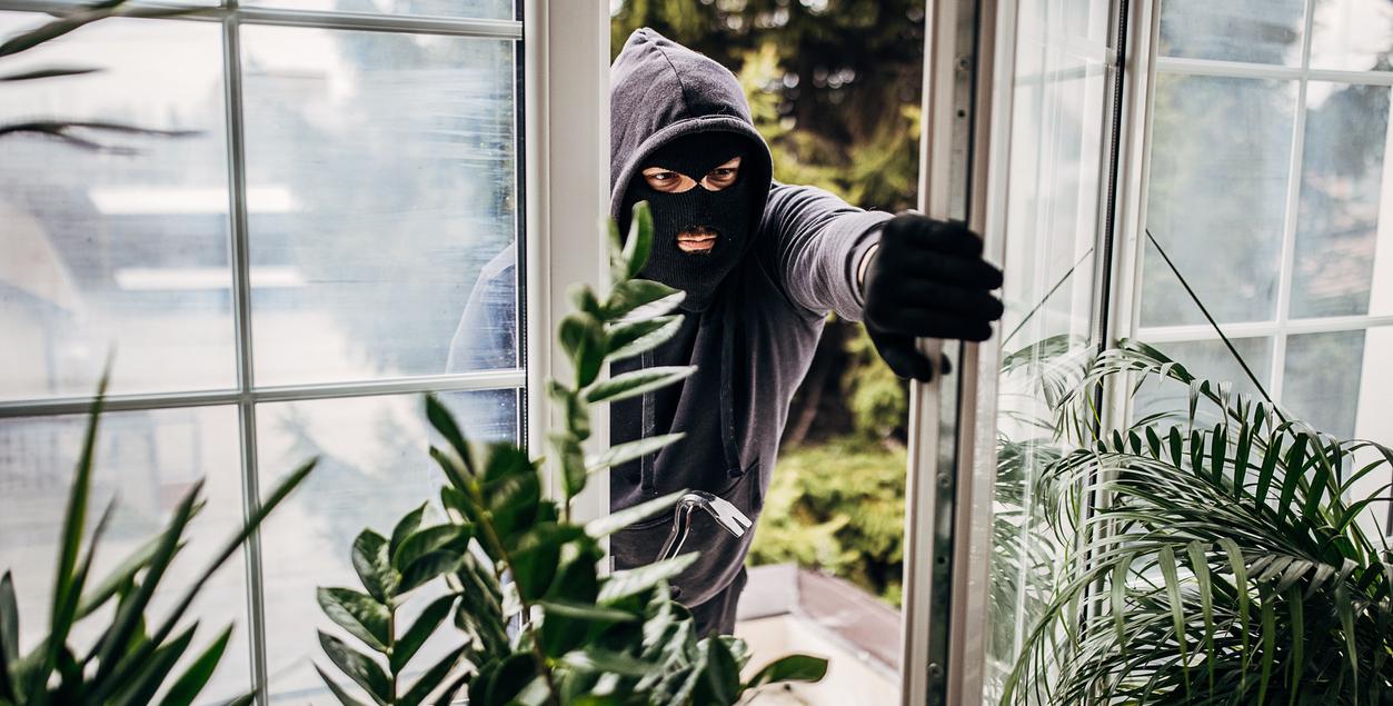 https://media.greenmatters.com/brand-img/h8DNlEb5N/0x0/robber-breaking-in-house-1690144057796.jpg