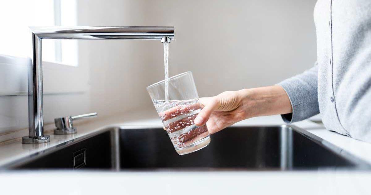 A  person is fetching tap water in a glass. (Representative Cover Image Source: Getty Images | Daniel de la Hoz)