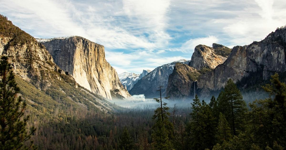Mist settles over the mountains in Yosemite 