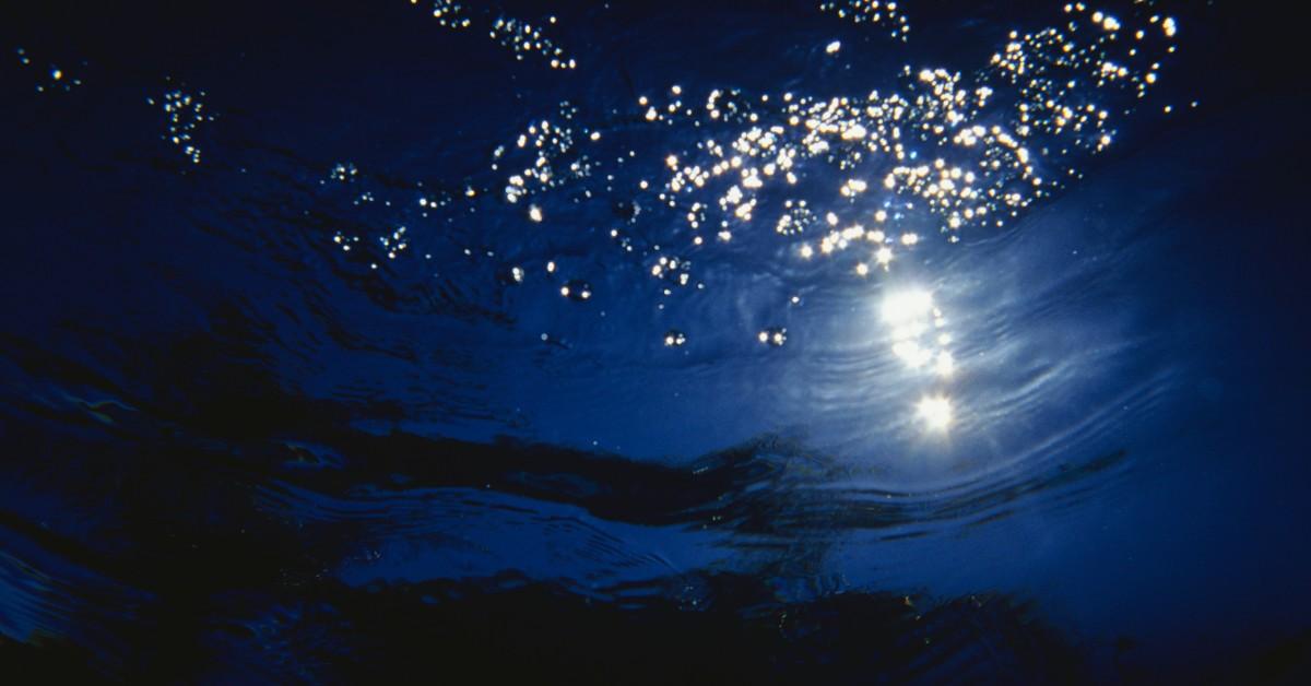 Bubbles rippling on the surface of the water at night