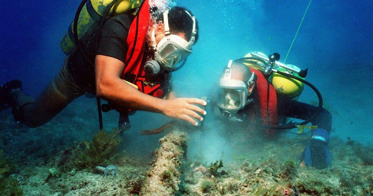 Researchers dive into the ocean to explore a strange phenomenon on the ocean floor. (Representative Cover Image Source: Pixabay | Defence Imagery)