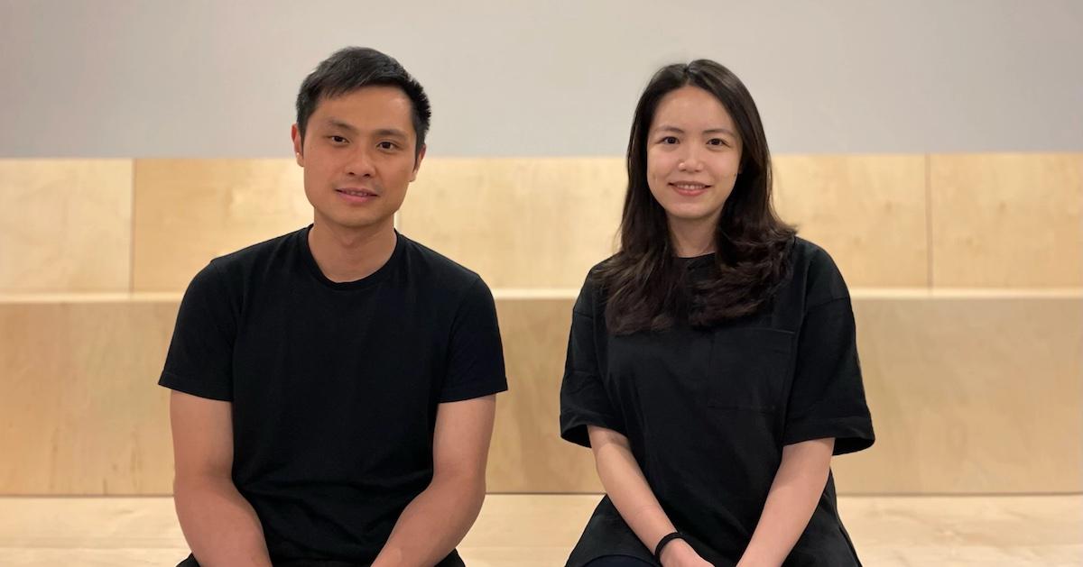 Jen-Yu Huang and Michelle Lee sit on a bench