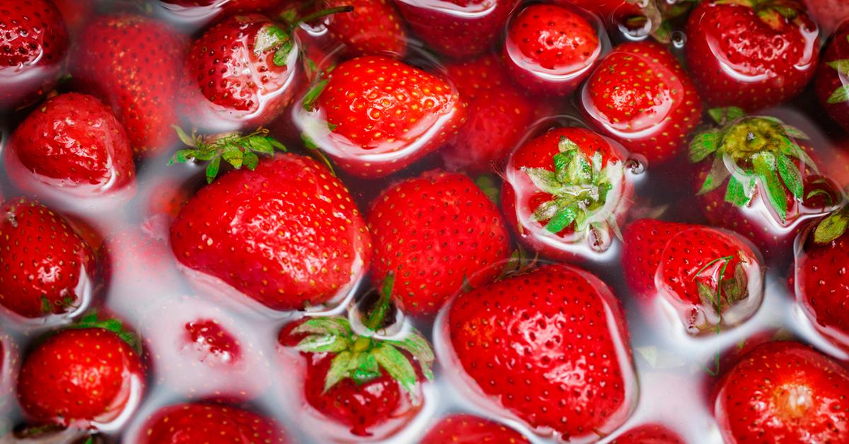 wash strawberries salt water