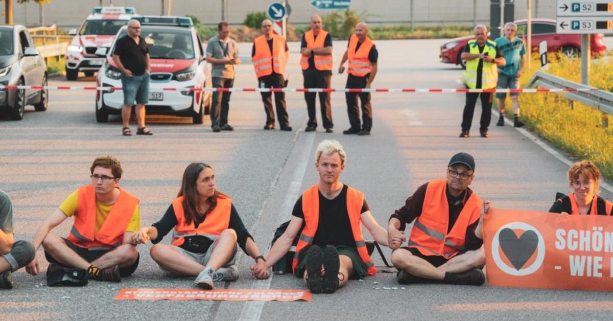 Letzte Generation protestors blocking a road. 