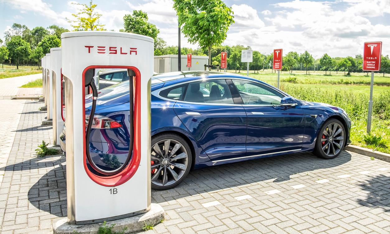 How Far Can an Electric Car Go on One Charge? Mitigating Range Anxiety