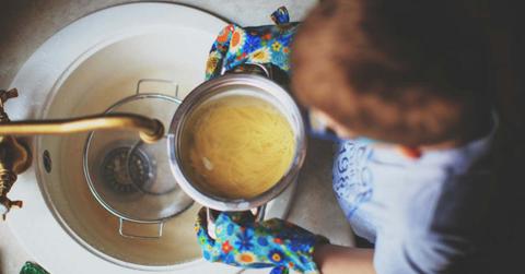 A person strains spaghetti pasta from a pan of boiling water (Representative Cover Image Source: Pexels | Vikki)