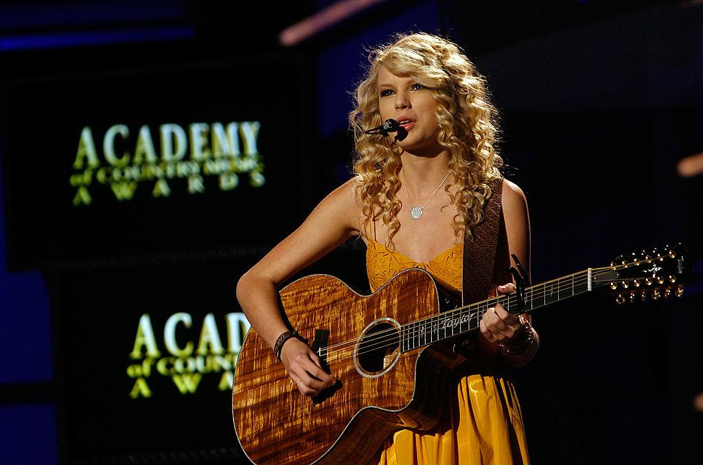 Taylor Swift performing in 2007 wearing a yellow sundress