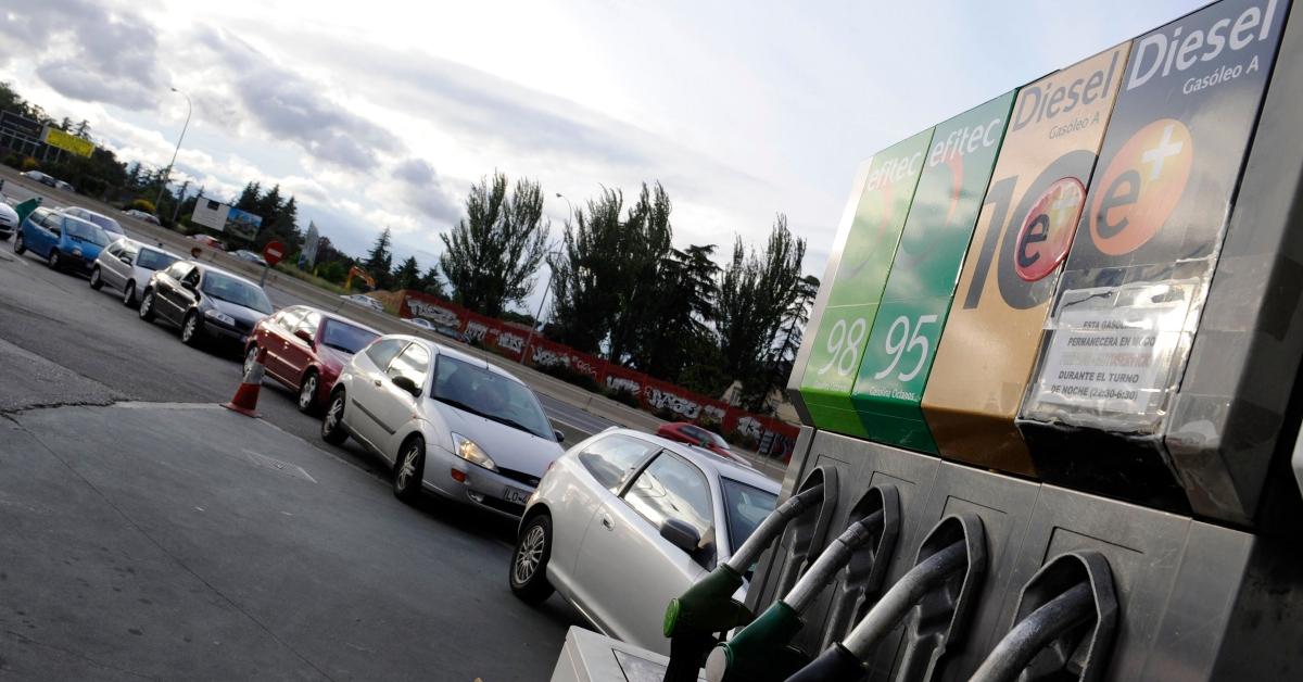 A line of cars waiting for diesel fuel during a 2008 diesel shortage in Spain. 