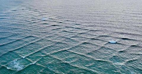 Square waves forming a grid-like pattern on the surface water of the ocean (Cover Image Source: Facebook | @MattDevittWeather)