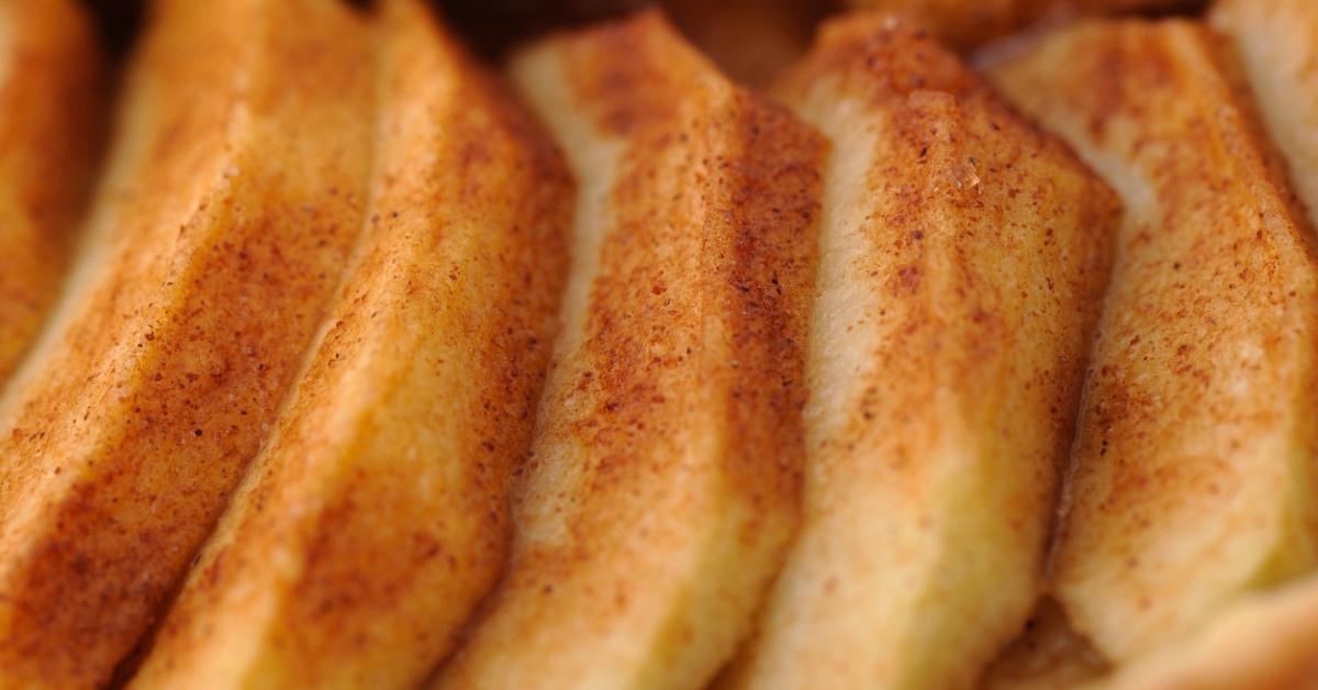 Apples with cinnamon on them preparing to be puréed.