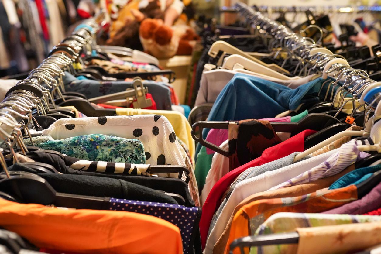 Clothes hanging on clothing rack wardrobe fashion apparel selection of  rainbow color t-shirts on closet hangers. Womens wear in store shopping  spring cleaning concept. Summer home wardrobe. Stock Photo