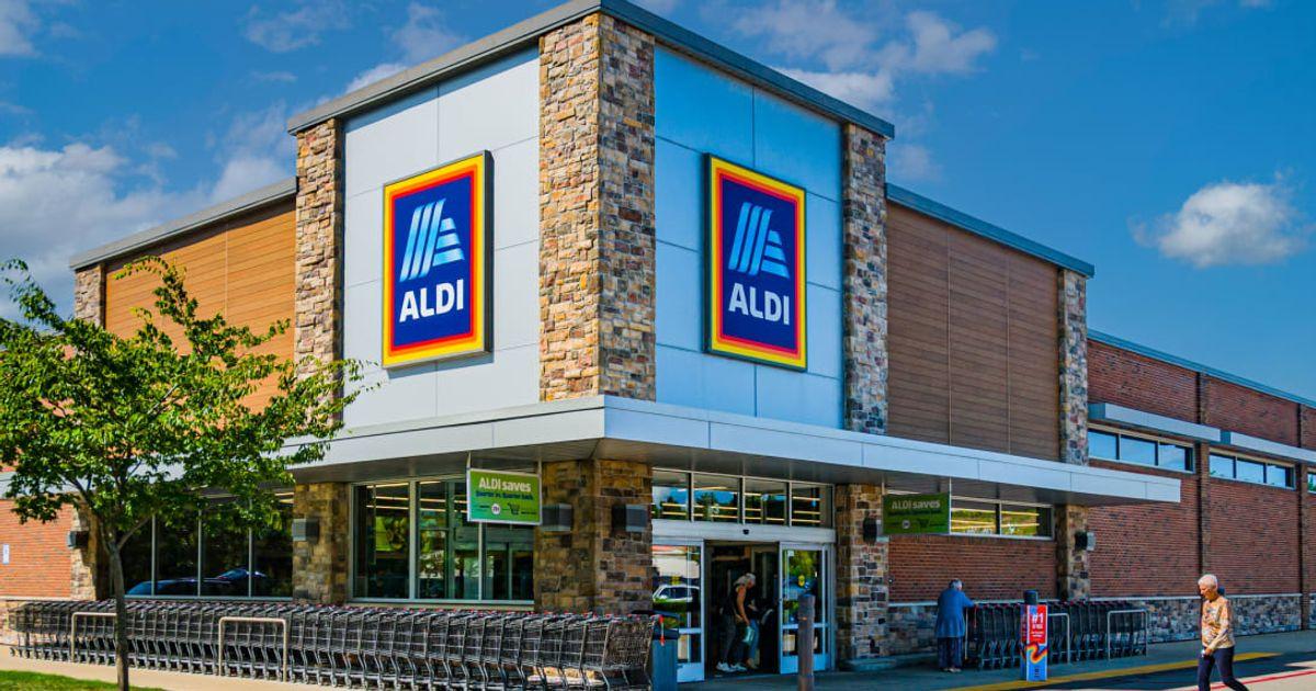 People walking into an ALDI store in U.S. (Representative Cover Image Source: Getty Images | KenWiedemann)