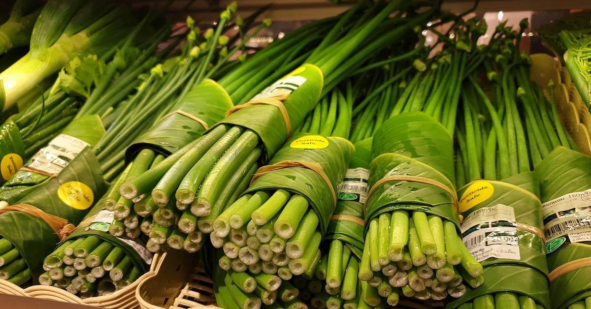 Banana Leaves Replace Plastic Packaging in Thailand Supermarket