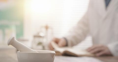 A mortar doctor studying