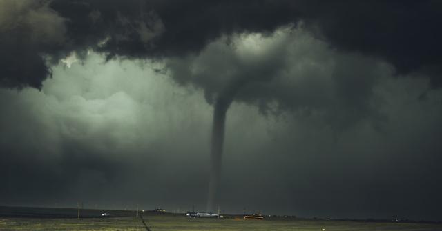 Why Does the Sky Turn Green Before a Tornado?